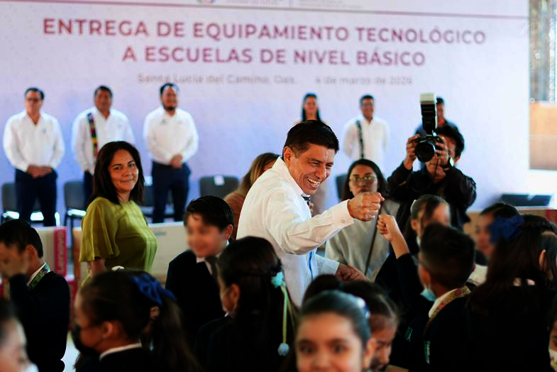 Equipa Salomón Jara con tecnología a 262 escuelas de Oaxaca de Juárez-5